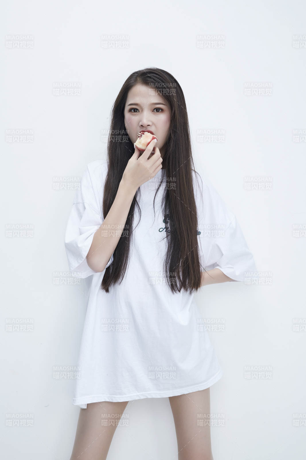 吃桃子的穿白色長T血衫的長發可愛少女人像