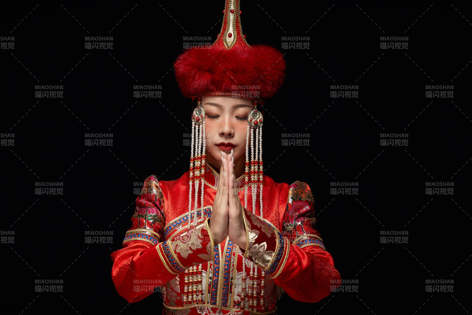 穿著蒙古族服飾的亞洲青年女性