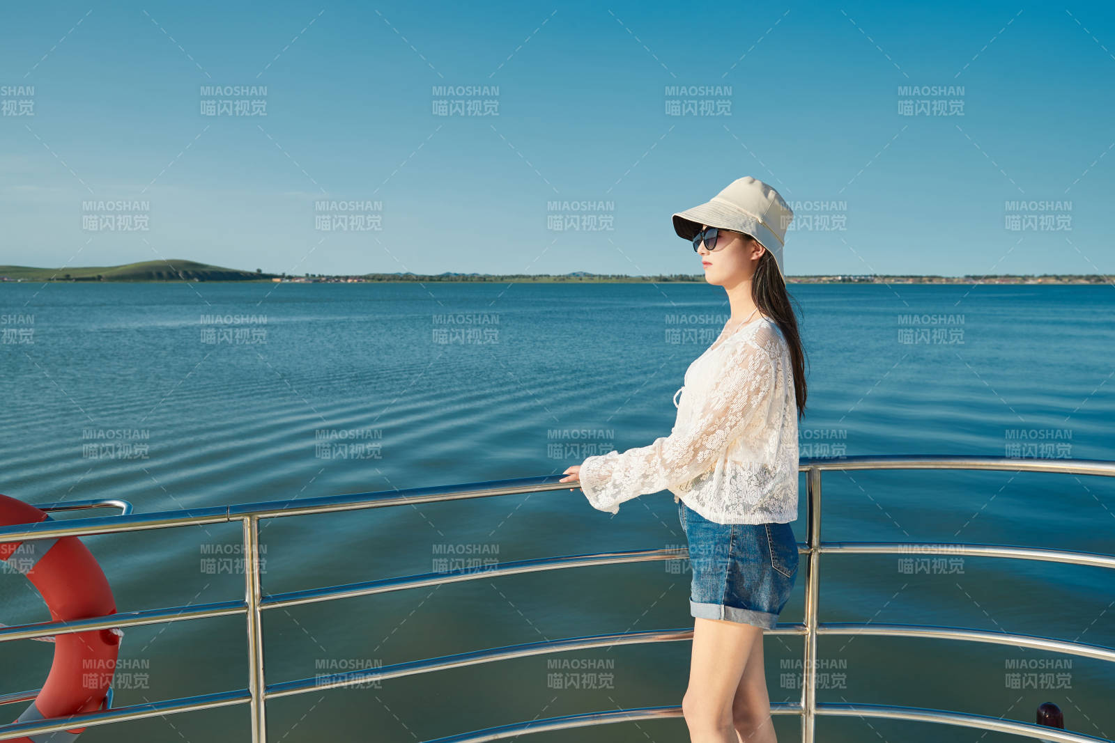 夏日在游艇觀光平臺上的亞洲少女