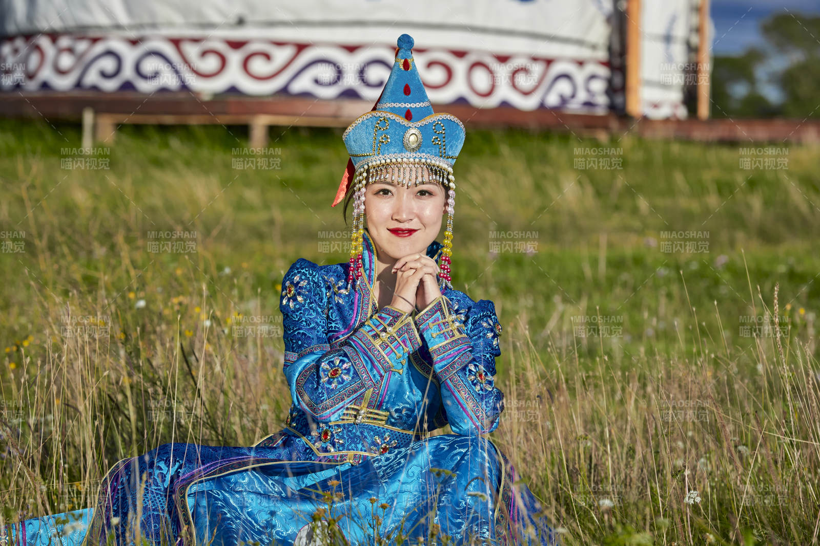草原蒙古包前身穿豪华蒙古族服饰的蒙族少女