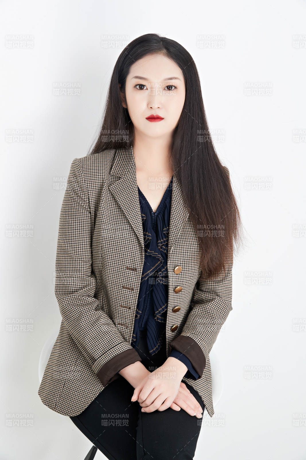 白色背景下的美麗商務女性肖像