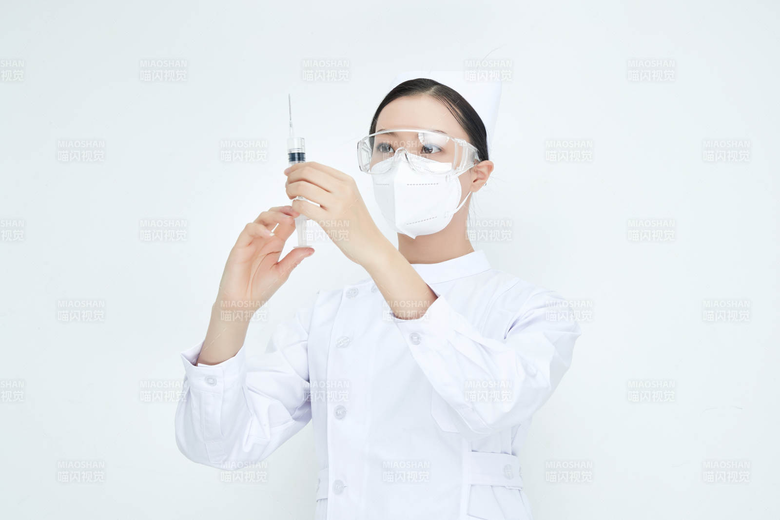 穿護士服戴口罩手執(zhí)針筒的年輕女護士