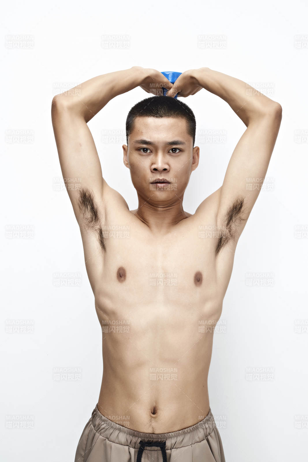 使用啞鈴進行健身鍛煉的亞洲男性