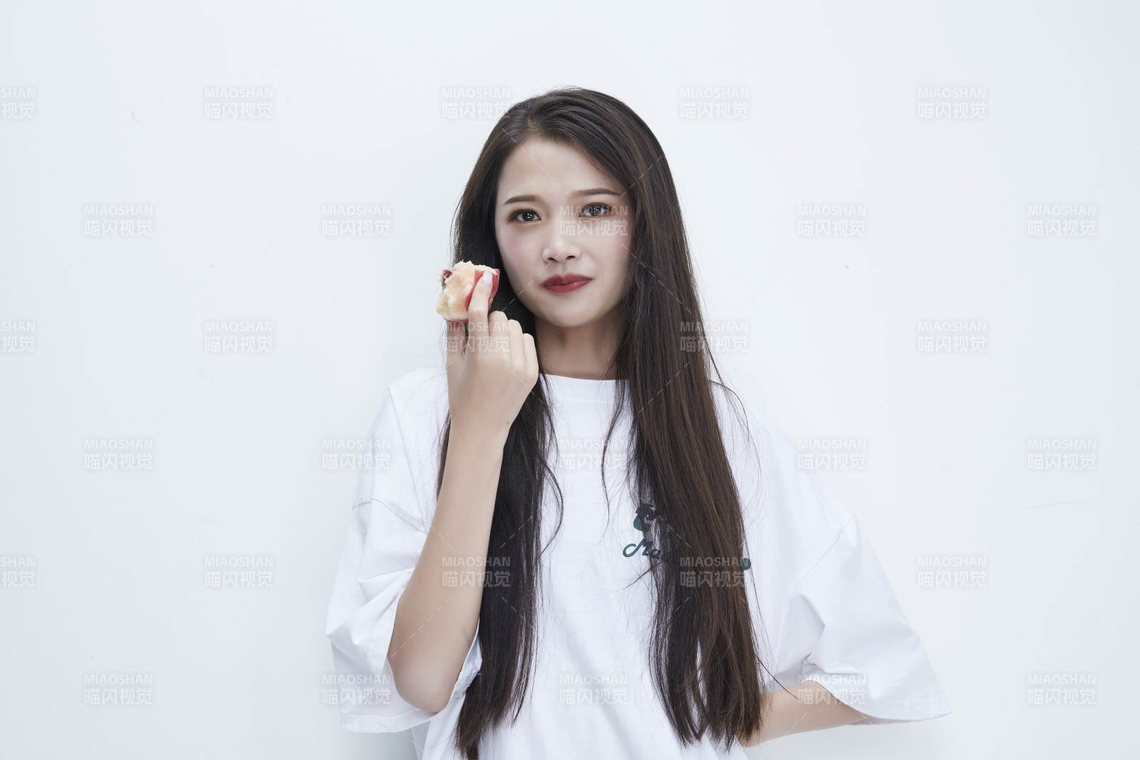 吃桃子的穿白色長T血衫的長發可愛少女人像