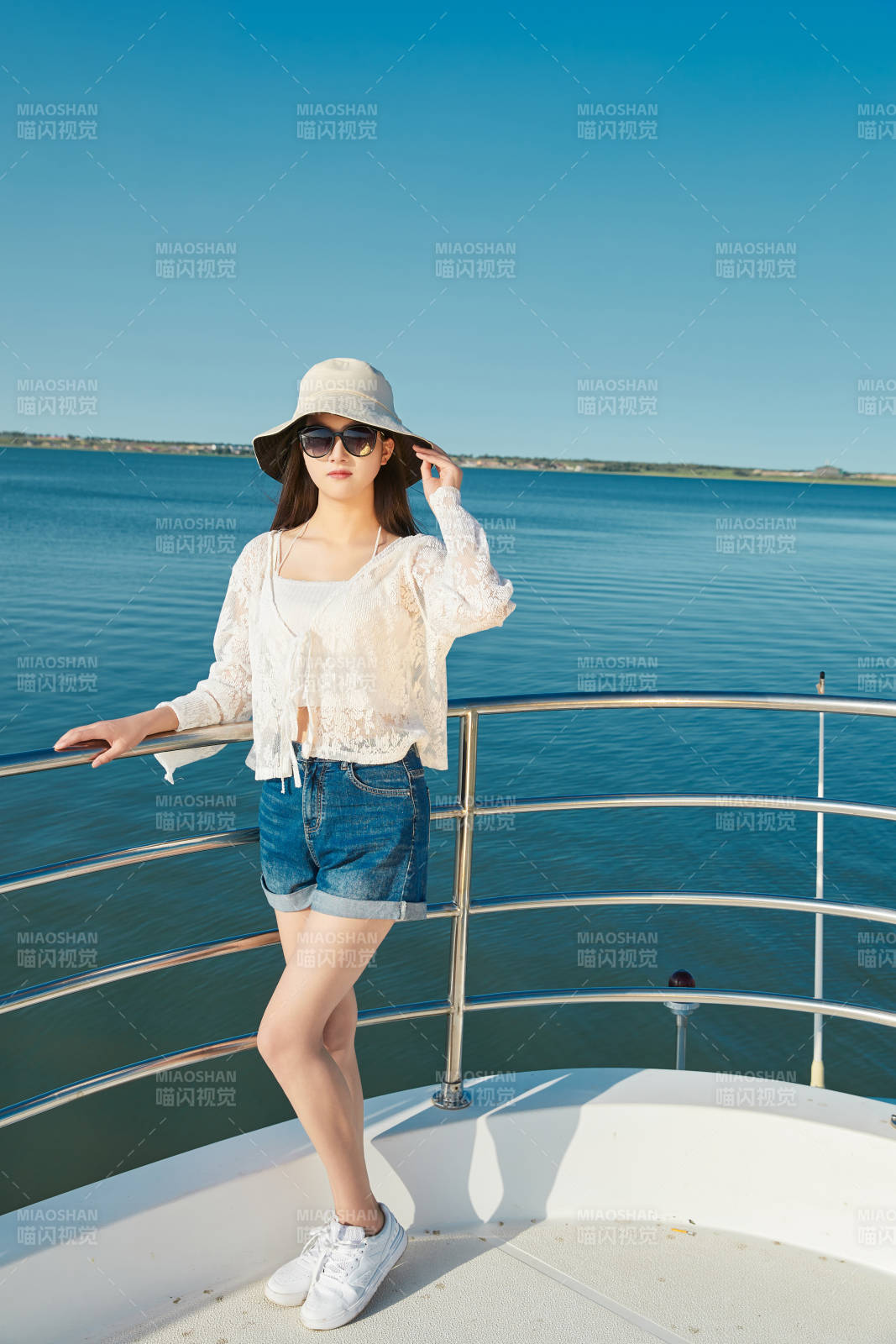 夏日在游艇觀光平臺上的亞洲少女