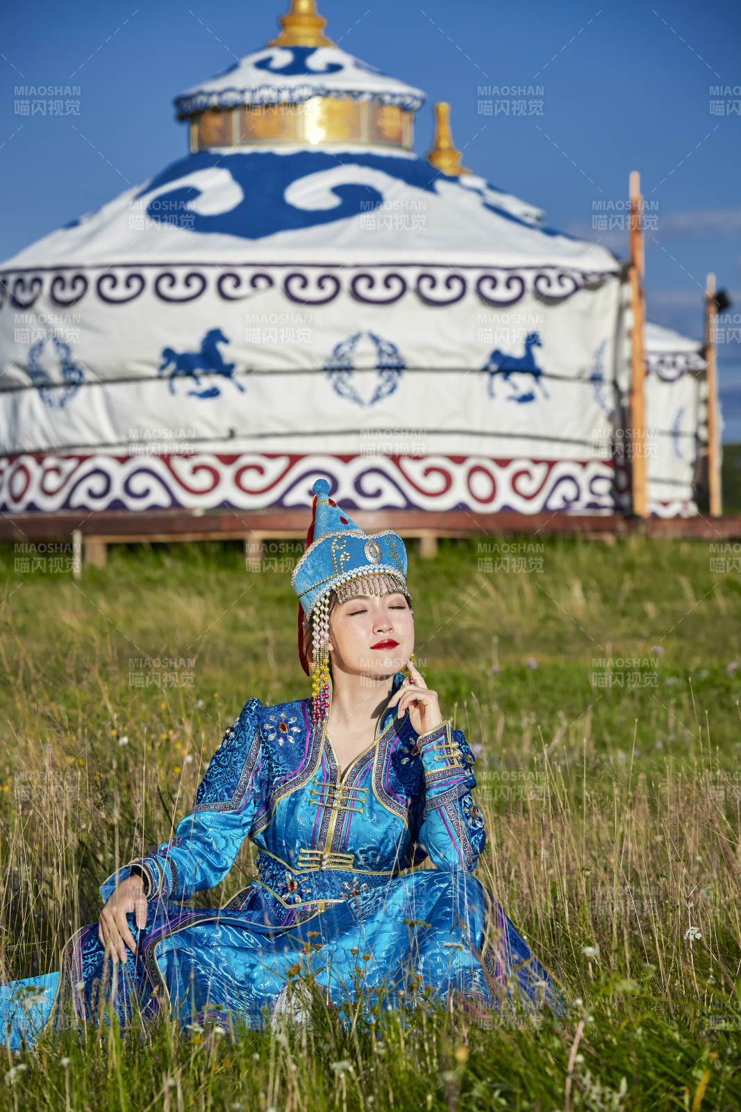 草原蒙古包前身穿豪華蒙古族服飾的蒙族少女