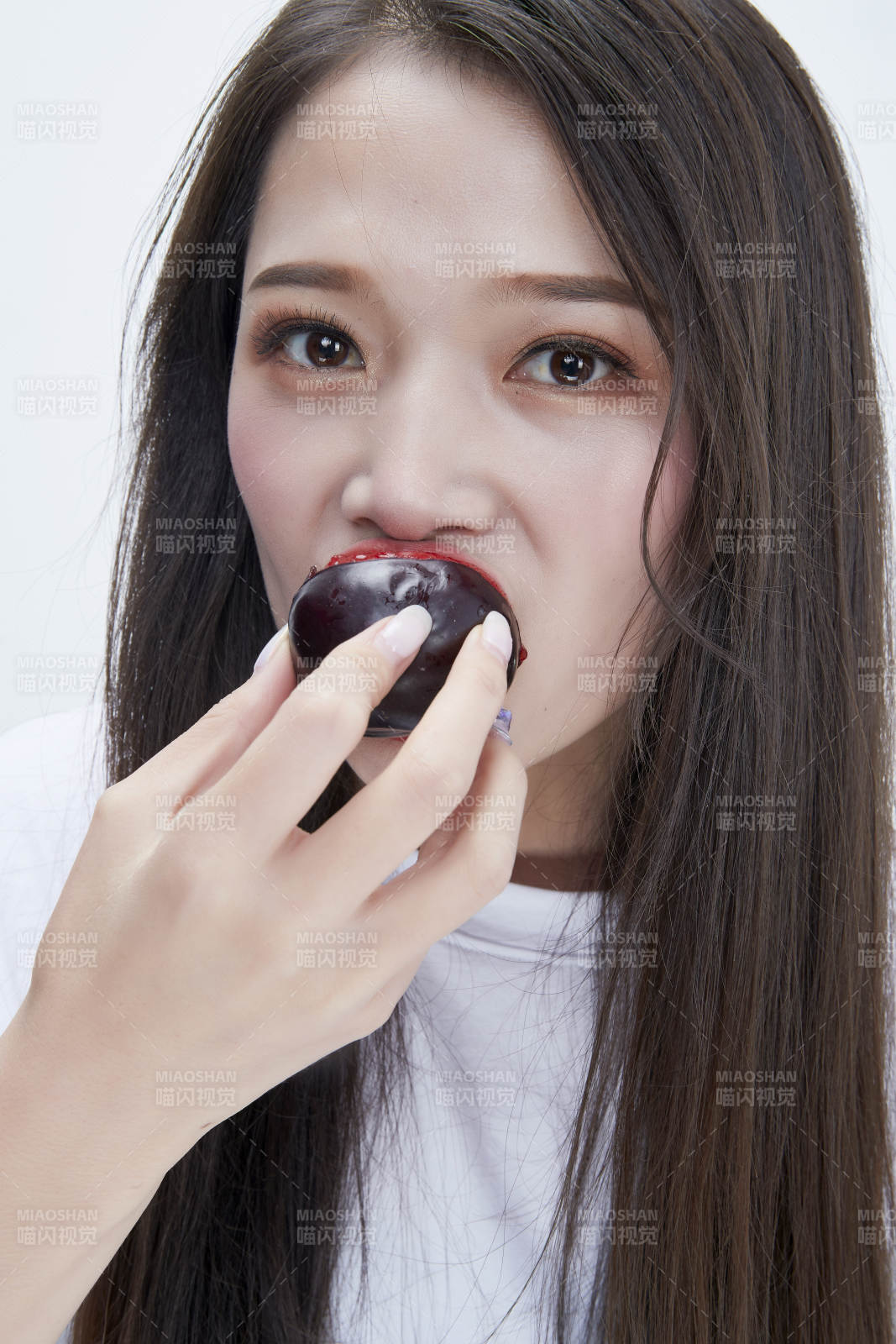 吃黑李子穿白色長T血衫的長發(fā)可愛少女人像