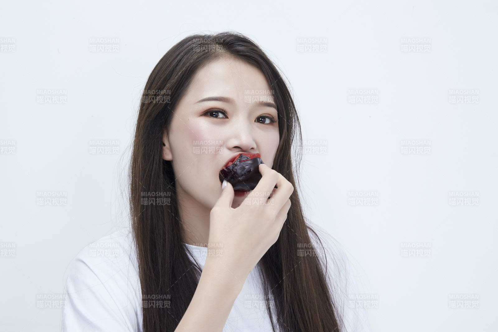 吃黑李子穿白色長T血衫的長發可愛少女人像