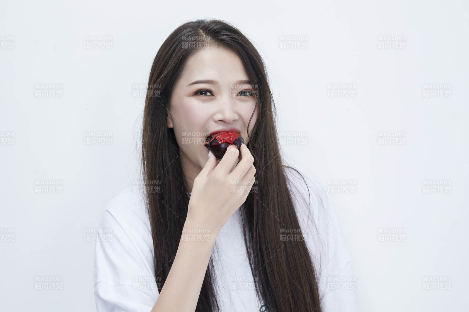 吃黑李子穿白色长T血衫的长发可爱少女人像