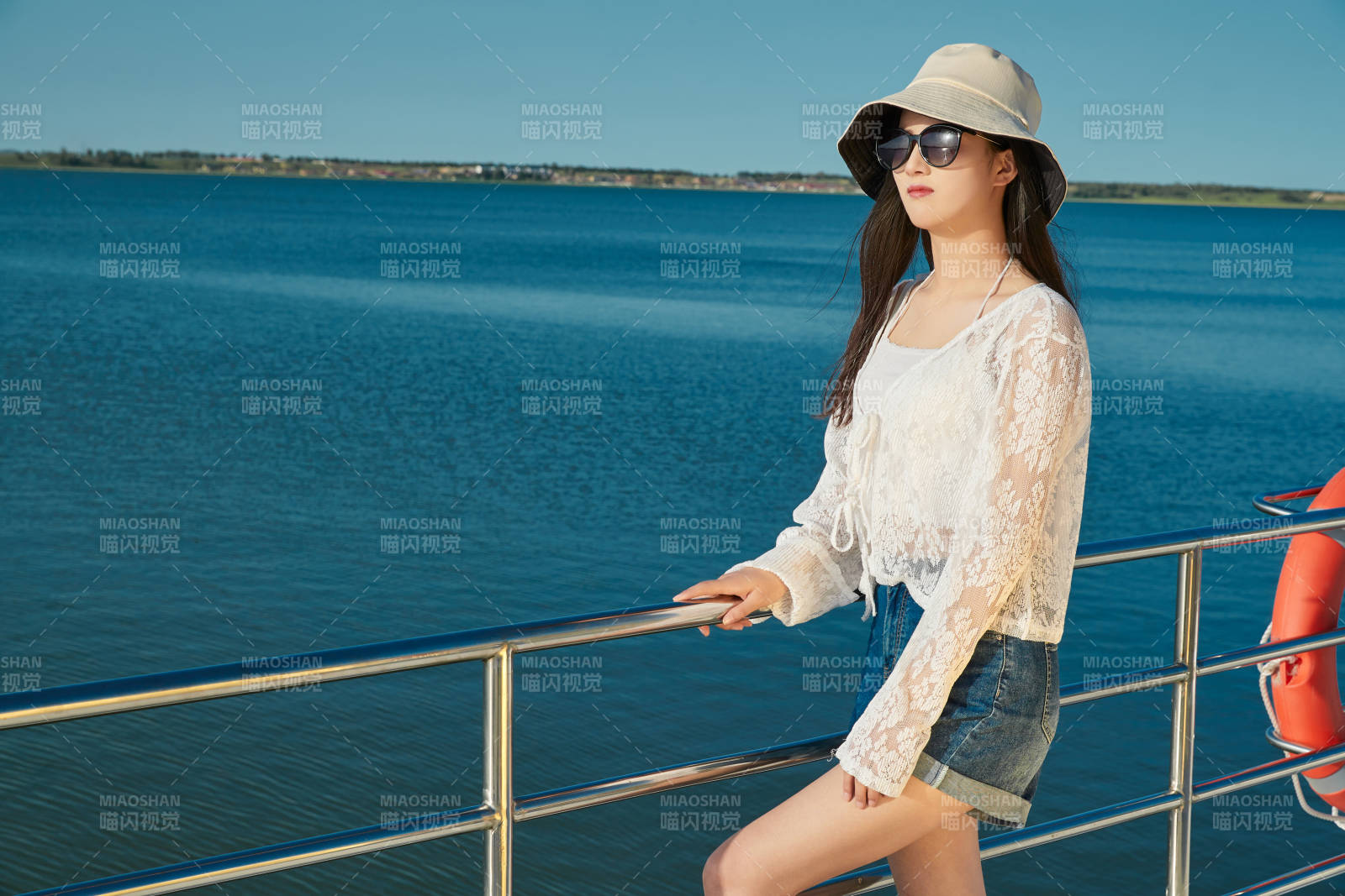 夏日在游艇觀光平臺上的亞洲少女