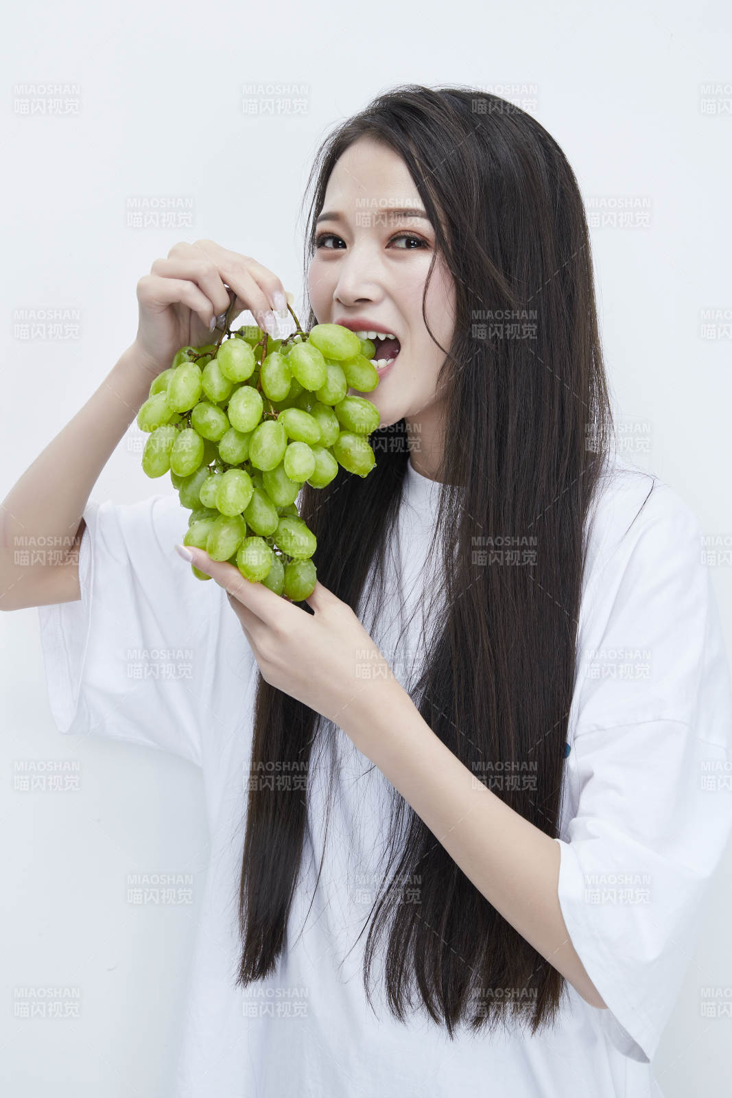 吃葡萄的穿白色長T血衫的長發(fā)可愛少女人像