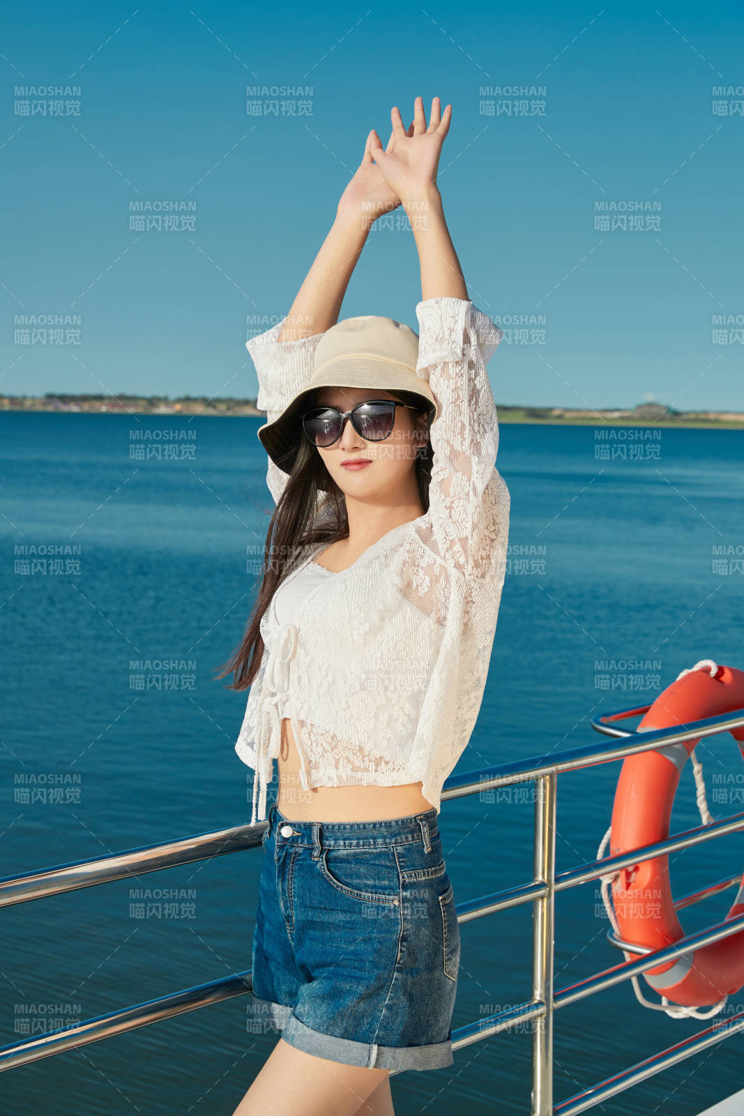 夏日在游艇观光平台上的亚洲少女