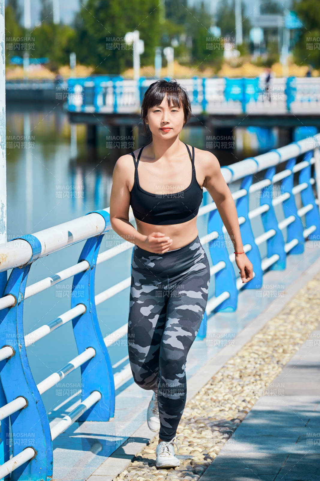 户外河畔公园做拉伸有氧运动的亚洲女性