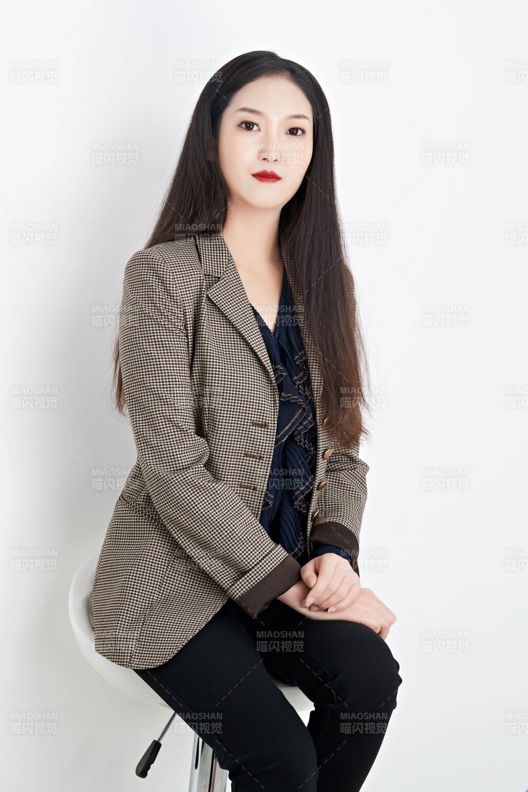 白色背景下的美麗商務(wù)女性肖像