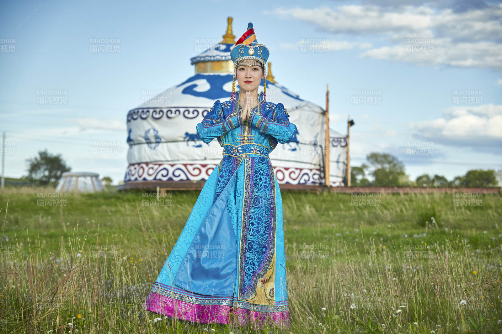 草原蒙古包前身穿豪華蒙古族服飾的蒙族少女