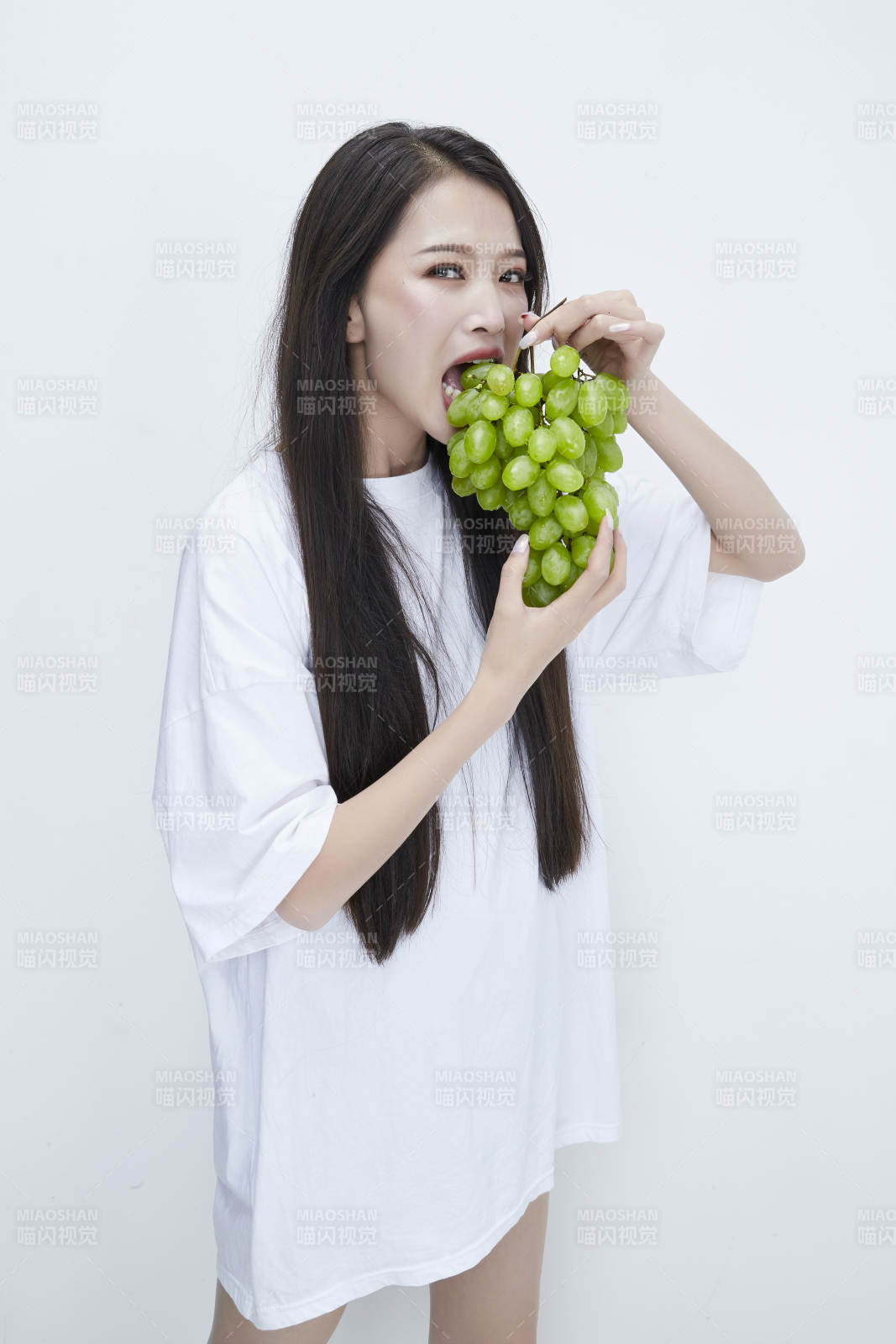 吃葡萄的穿白色長T血衫的長發可愛少女人像