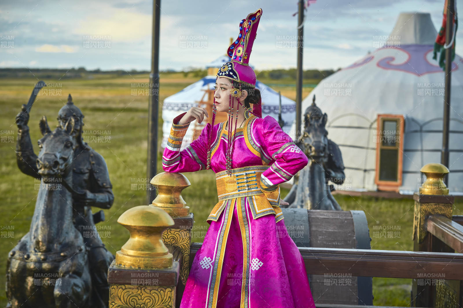 草原上金源大帳蒙古戰車上身穿豪華蒙古族服飾的蒙族少女