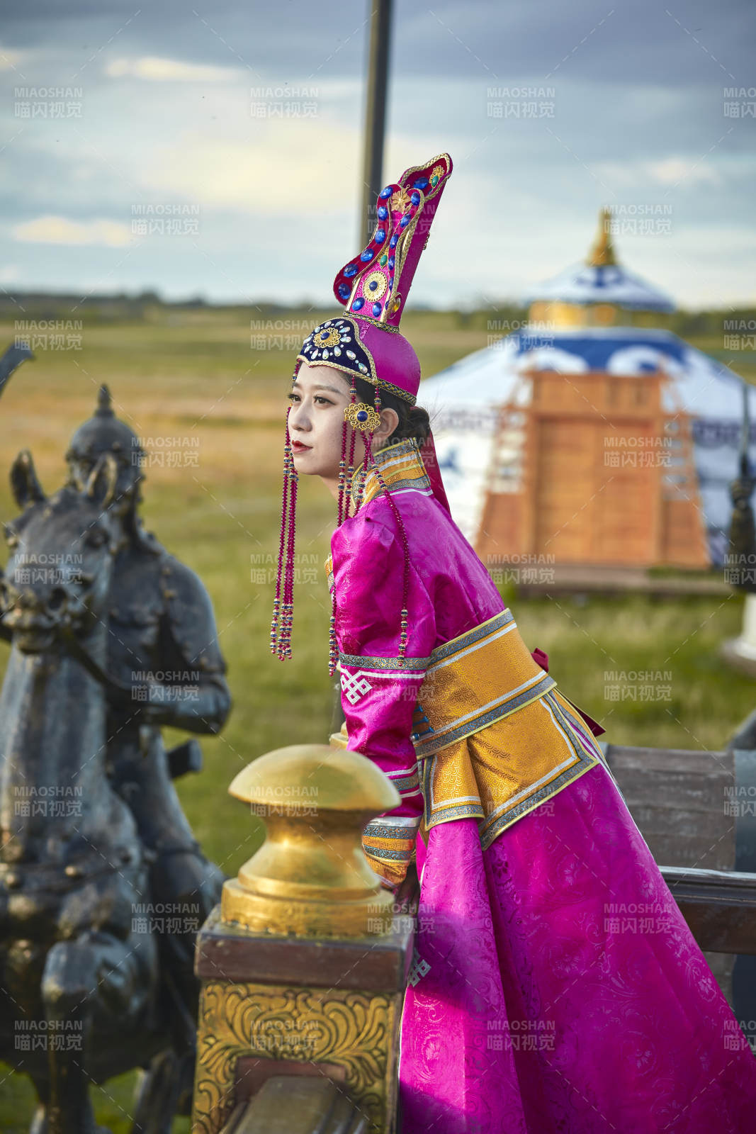 草原上金源大帳蒙古戰(zhàn)車上身穿豪華蒙古族服飾的蒙族少女