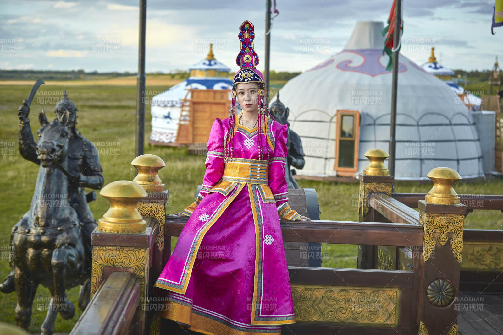 草原上金源大帳蒙古戰(zhàn)車上身穿豪華蒙古族服飾的蒙族少女
