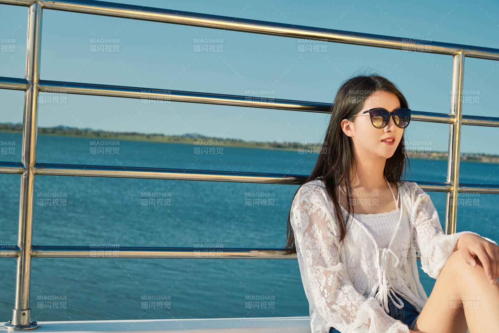 夏日在游艇觀光平臺(tái)上的亞洲少女