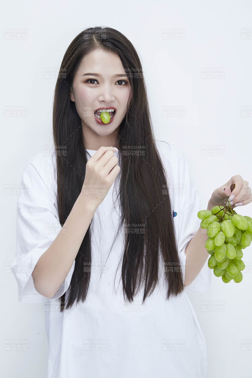 吃葡萄的穿白色長T血衫的長發(fā)可愛少女人像
