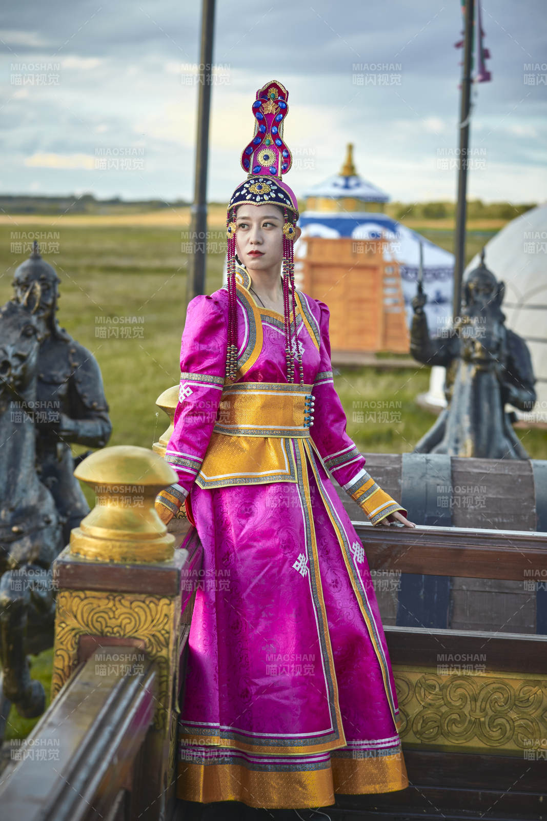 草原上金源大帳蒙古戰(zhàn)車上身穿豪華蒙古族服飾的蒙族少女