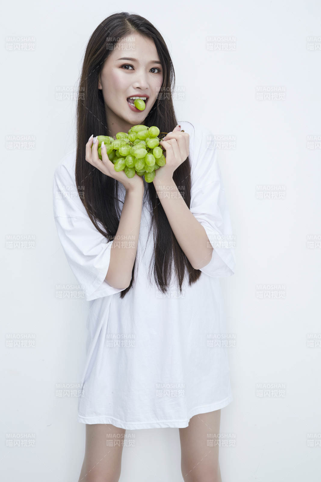 吃葡萄的穿白色長T血衫的長發(fā)可愛少女人像