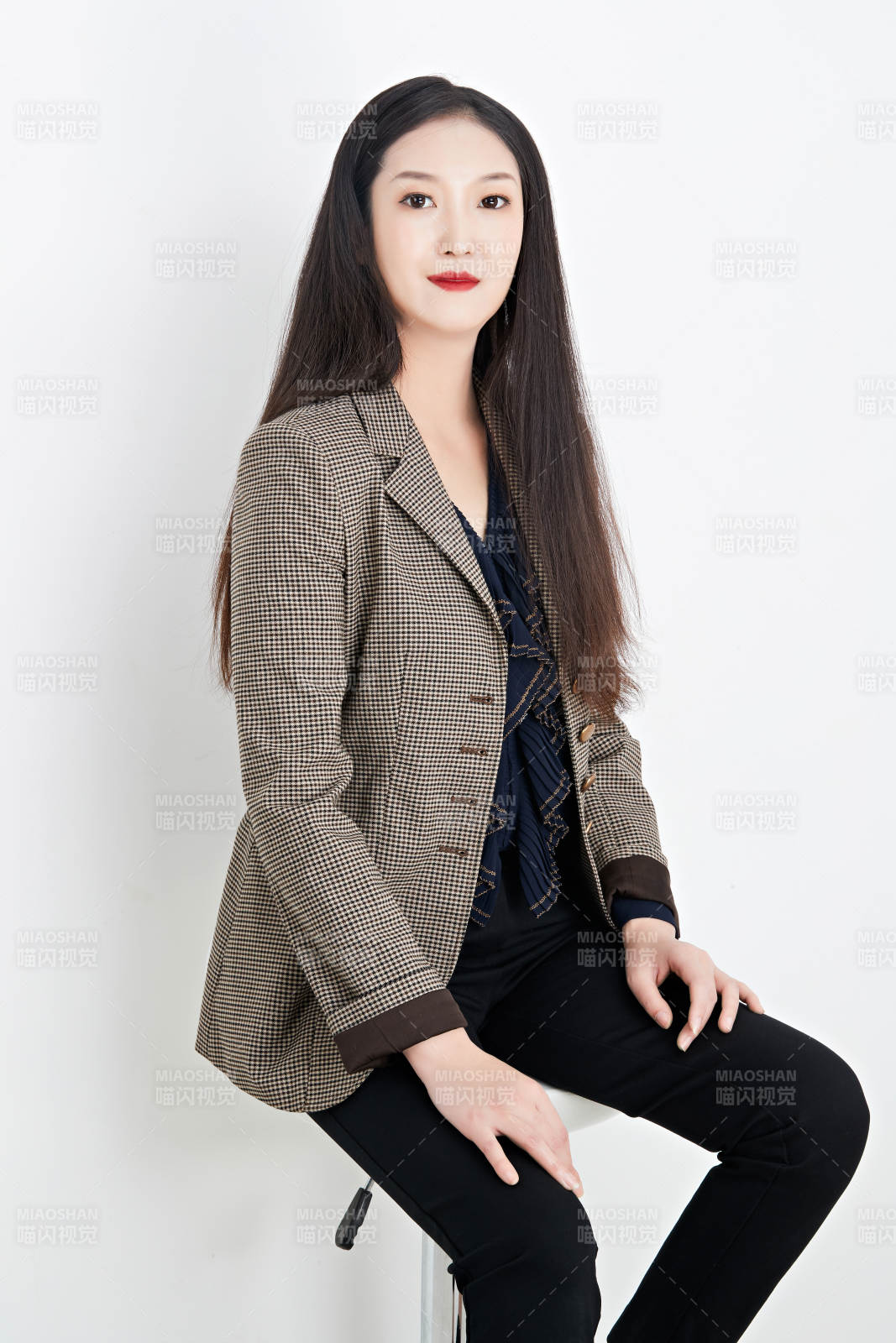 白色背景下的美麗商務女性肖像