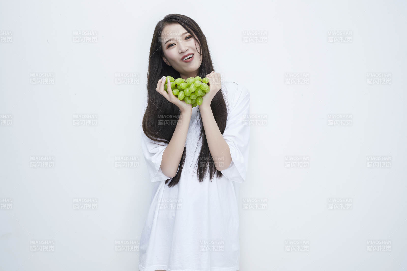 吃葡萄的穿白色長T血衫的長發可愛少女人像