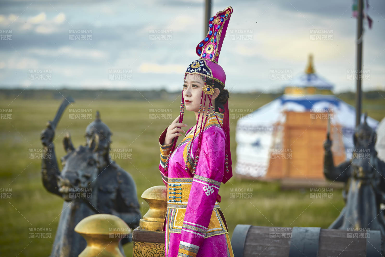 草原上金源大帳蒙古戰(zhàn)車上身穿豪華蒙古族服飾的蒙族少女