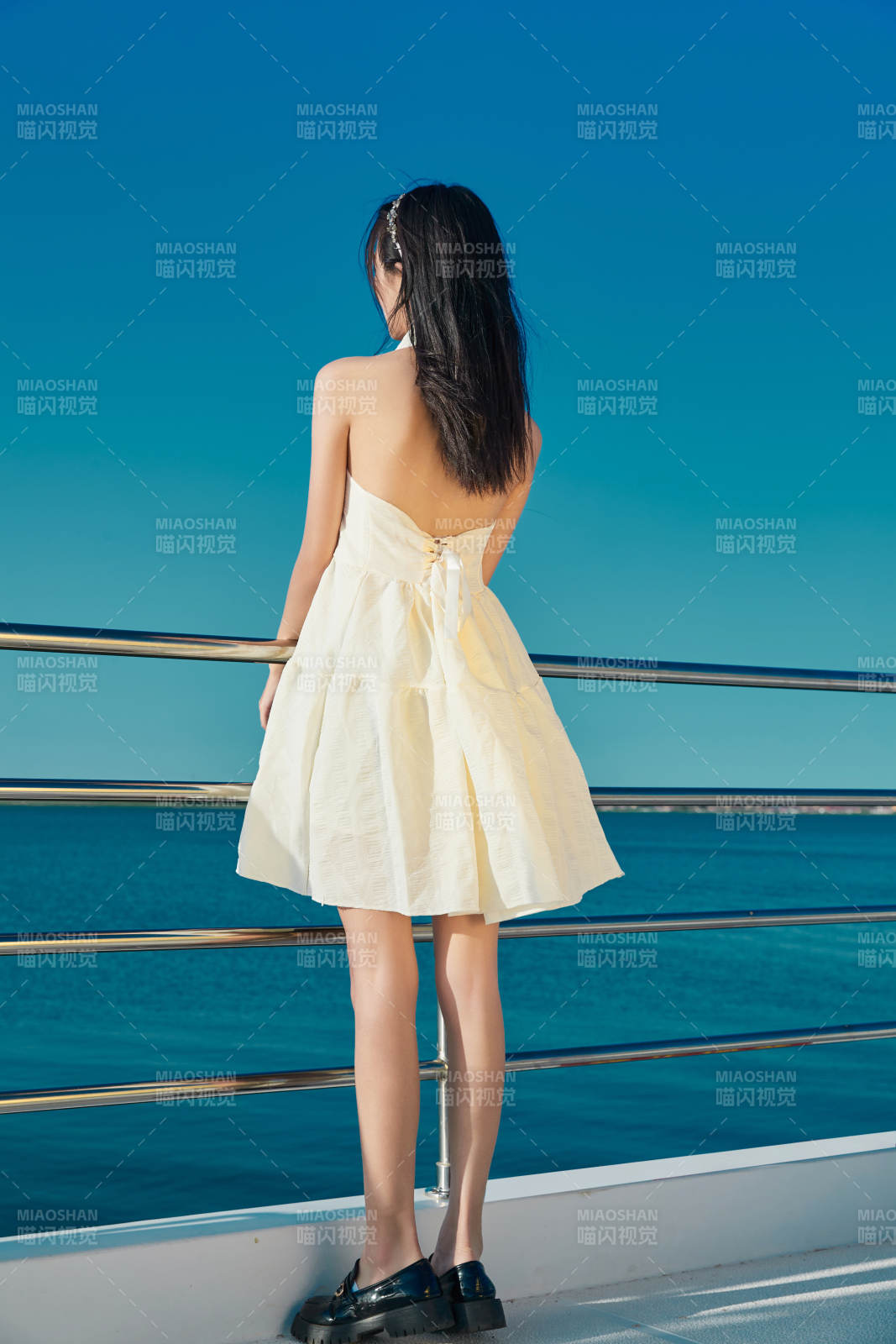 夏日在游艇觀光平臺上的亞洲少女