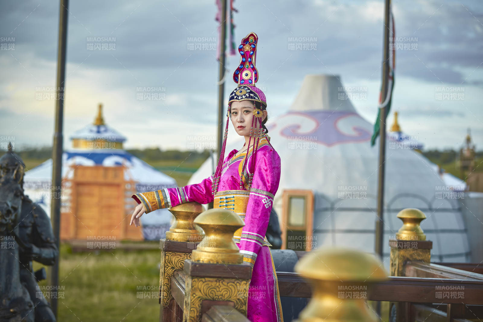 草原上金源大帳蒙古戰車上身穿豪華蒙古族服飾的蒙族少女
