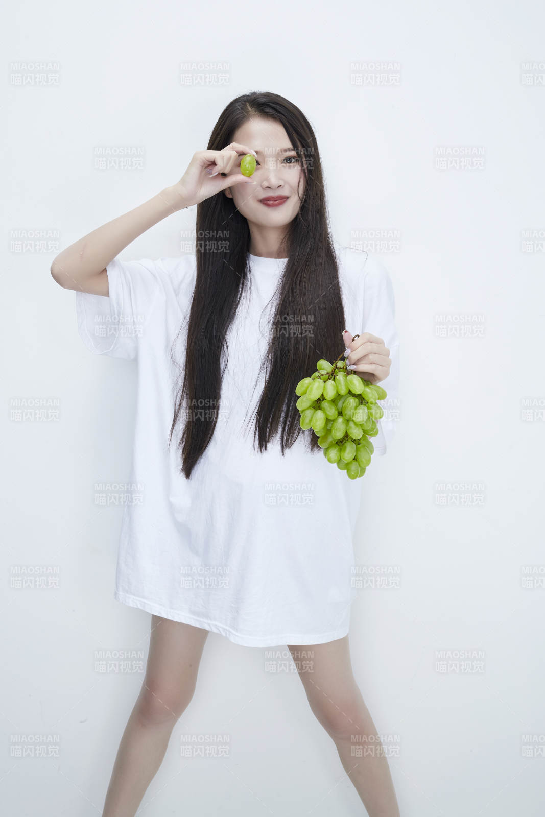 吃葡萄的穿白色長T血衫的長發可愛少女人像