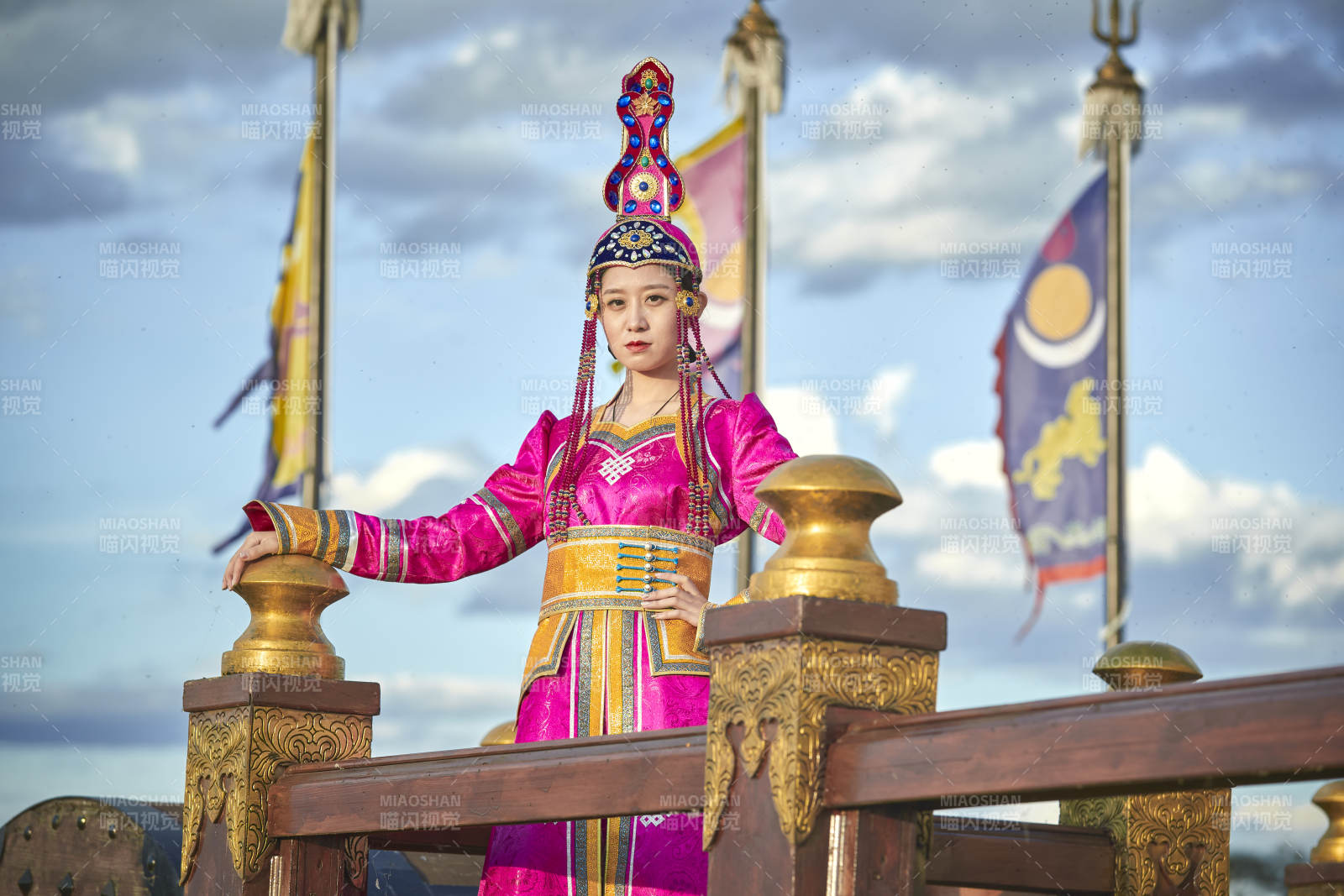 草原上金源大帳蒙古戰(zhàn)車上身穿豪華蒙古族服飾的蒙族少女