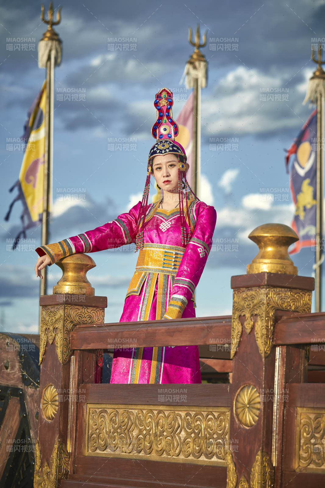 草原上金源大帳蒙古戰車上身穿豪華蒙古族服飾的蒙族少女