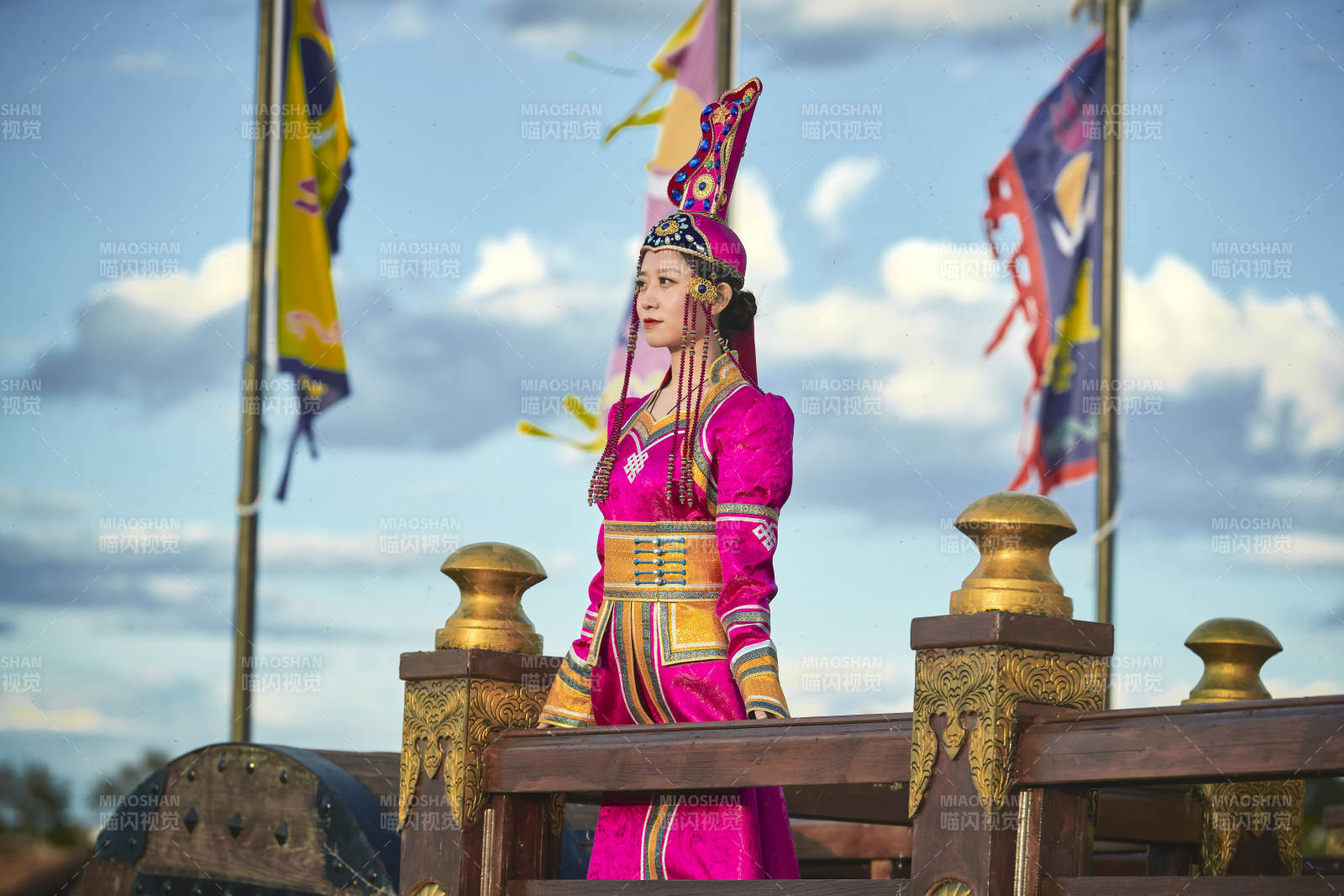 草原上金源大帳蒙古戰(zhàn)車上身穿豪華蒙古族服飾的蒙族少女