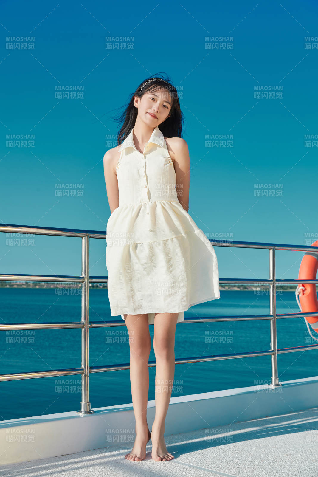 夏日在游艇觀光平臺上的亞洲少女