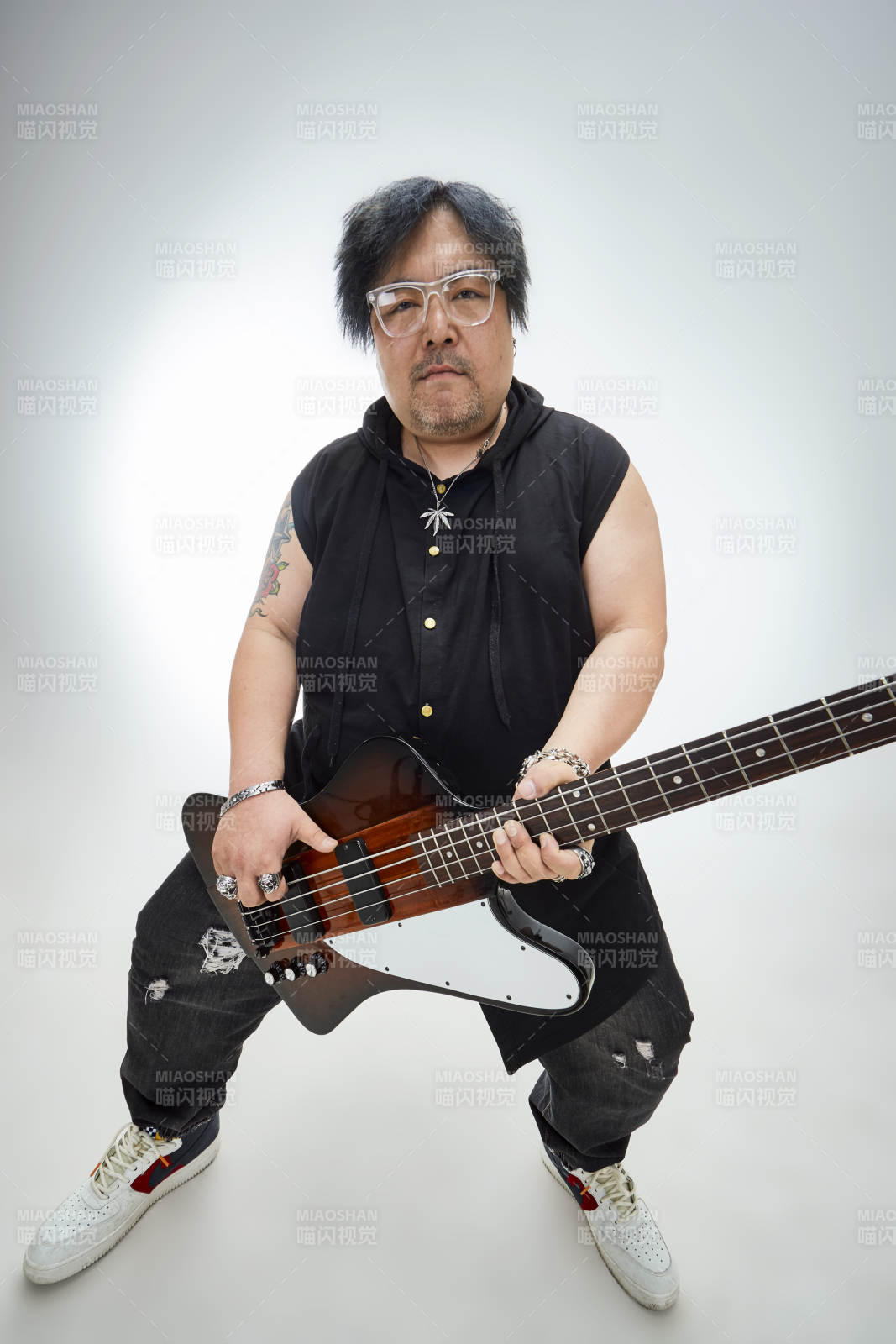 手持貝斯.低音吉他展示演奏的男性樂手人像