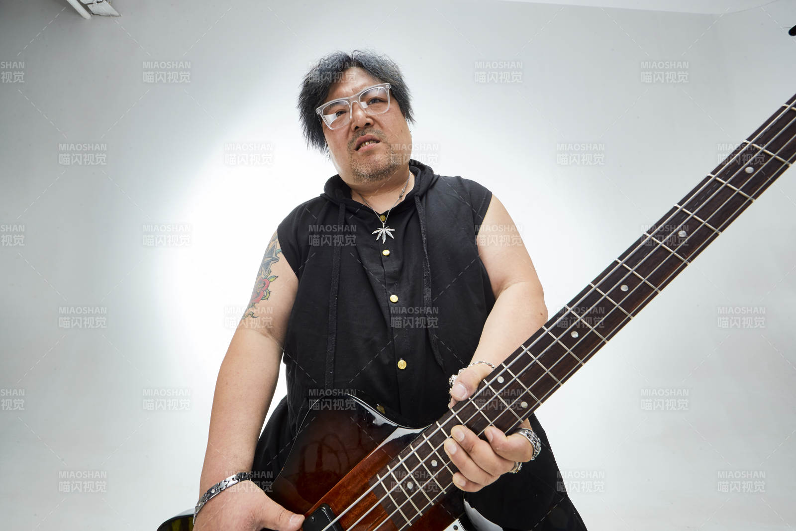 手持貝斯.低音吉他展示演奏的男性樂手人像