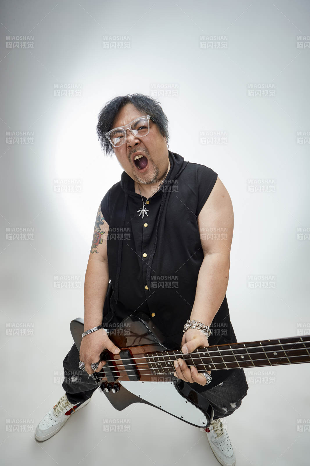 手持貝斯.低音吉他展示演奏的男性樂手人像