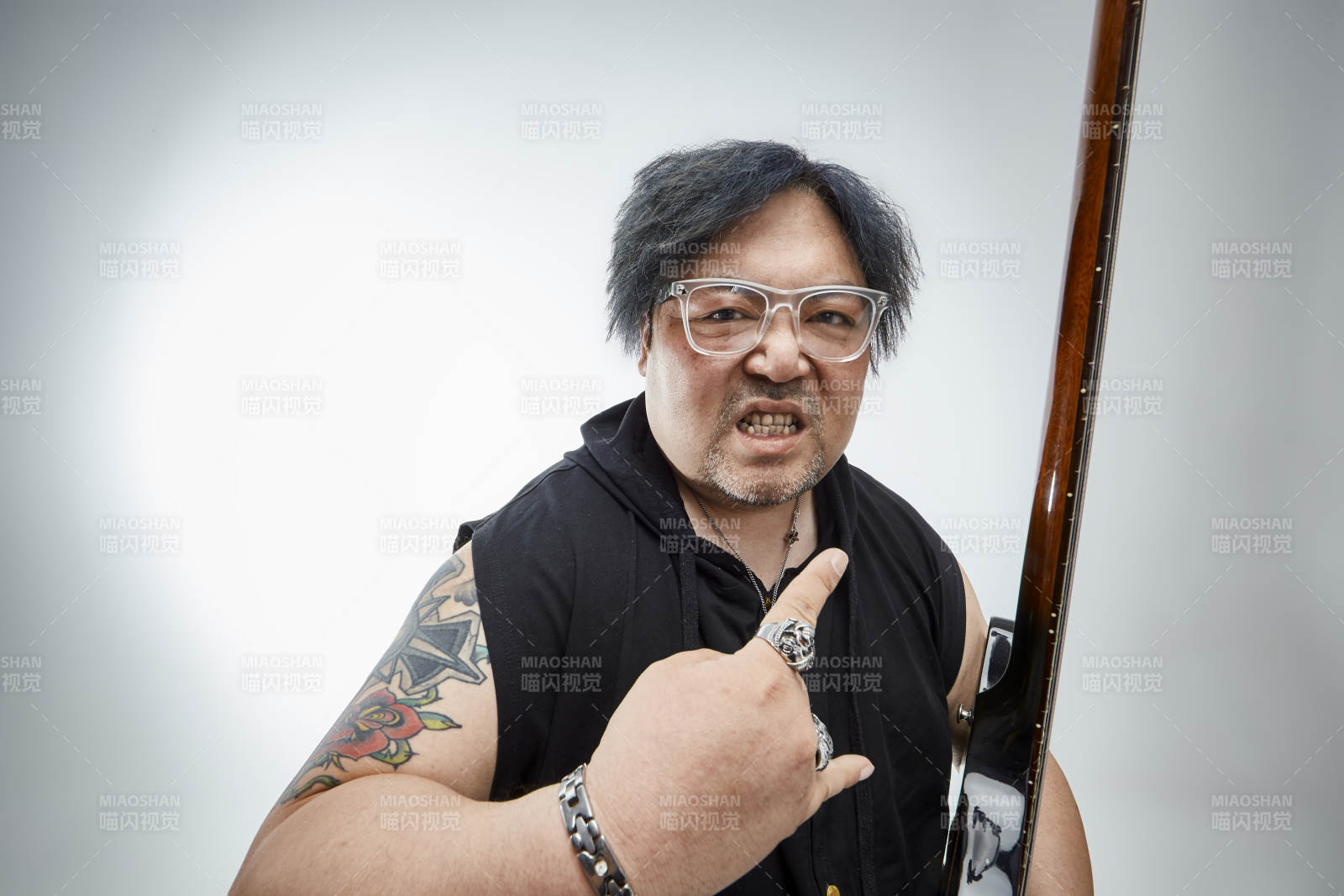 手持貝斯.低音吉他展示演奏的男性樂手人像