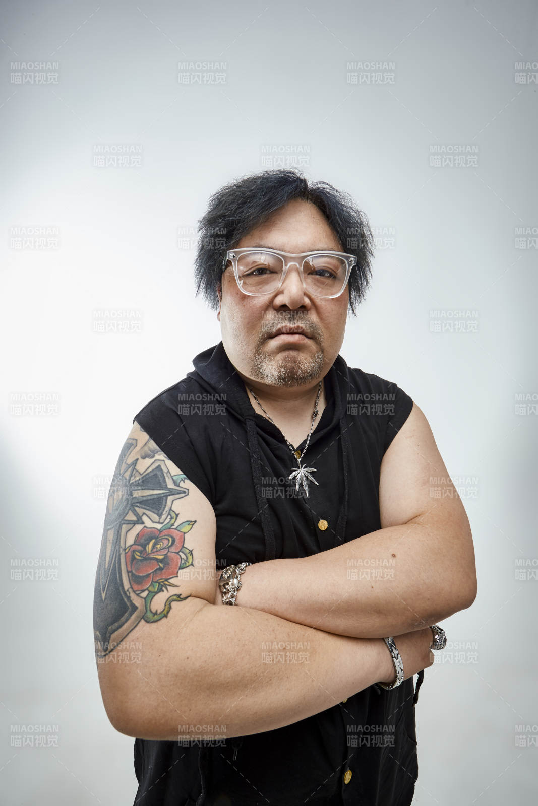 壯碩的亞洲男性說(shuō)唱嘻哈歌手人像肖像