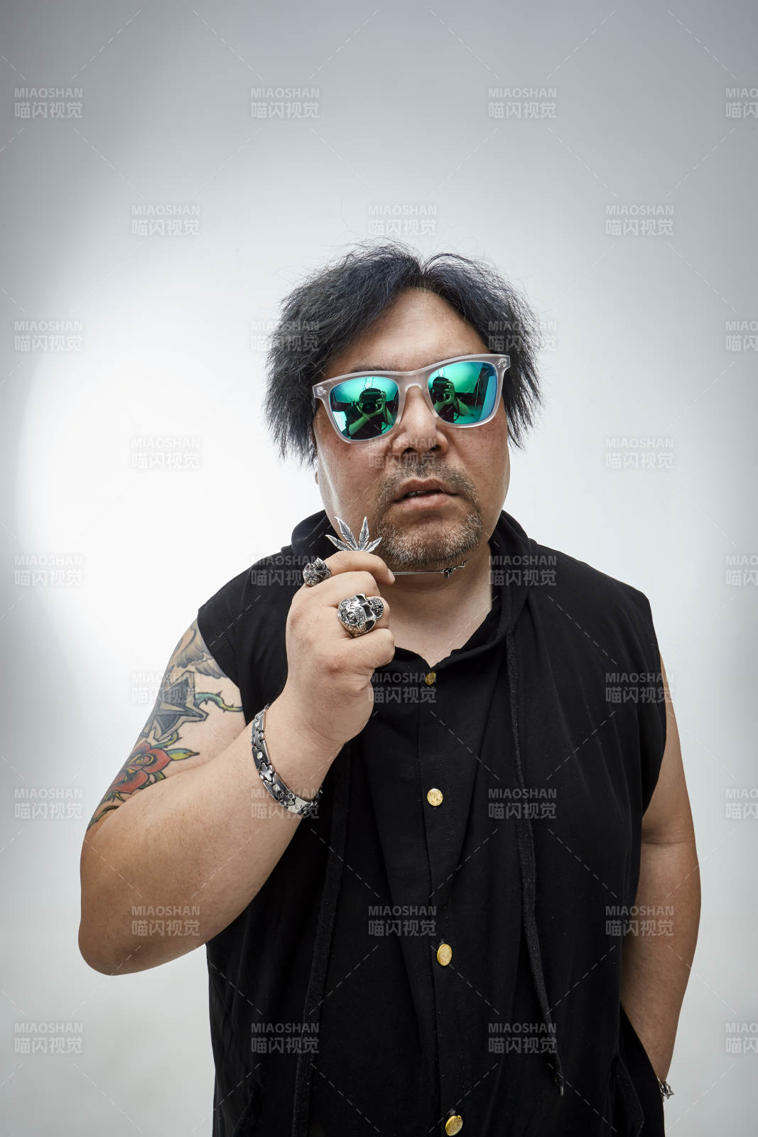 壯碩的亞洲男性說唱嘻哈歌手人像肖像