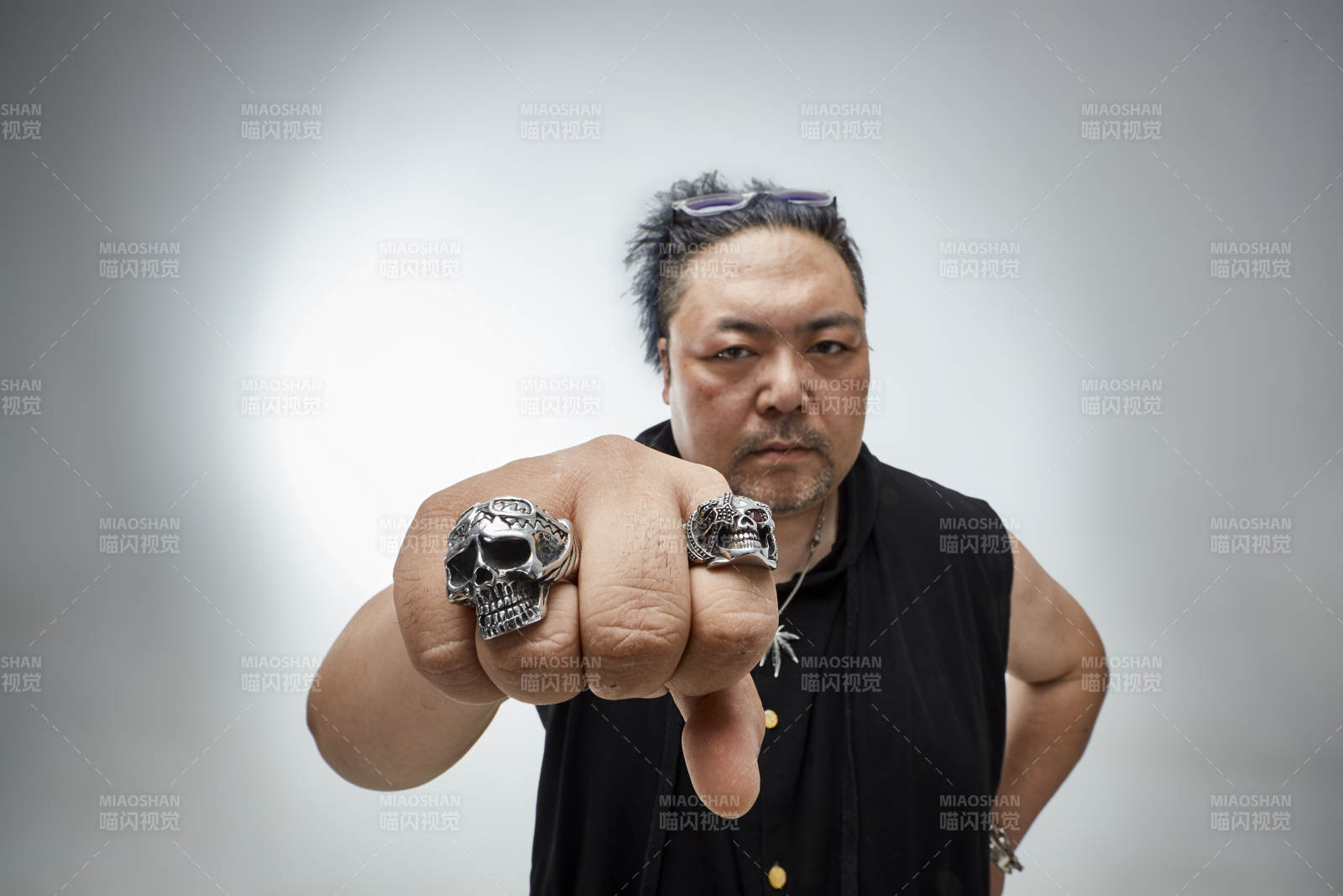 壯碩的亞洲男性說唱嘻哈歌手人像肖像