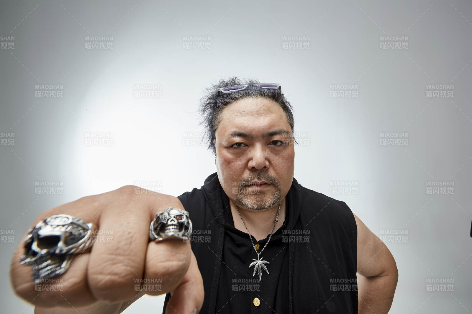 壯碩的亞洲男性說唱嘻哈歌手人像肖像