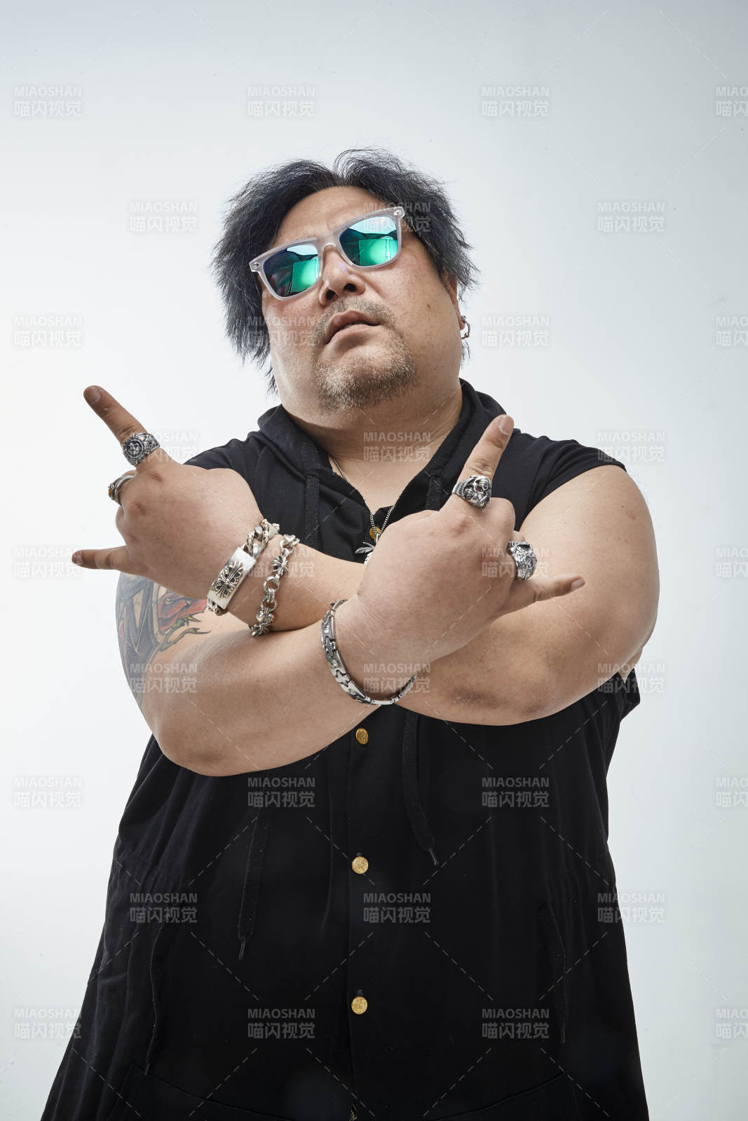 壯碩的亞洲男性說唱嘻哈歌手人像肖像