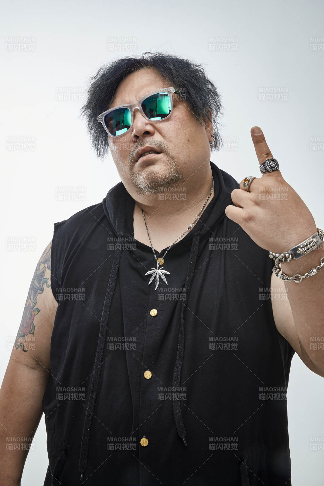 壯碩的亞洲男性說唱嘻哈歌手人像肖像