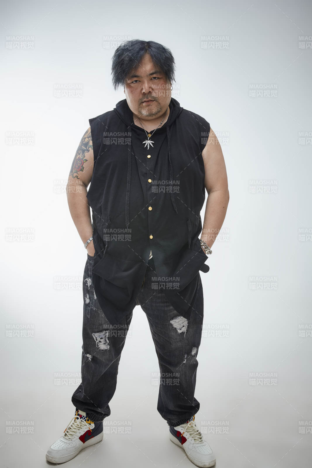 壯碩的亞洲男性說唱嘻哈歌手人像肖像