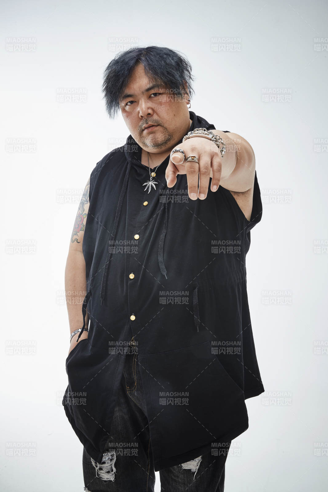 壯碩的亞洲男性說(shuō)唱嘻哈歌手人像肖像