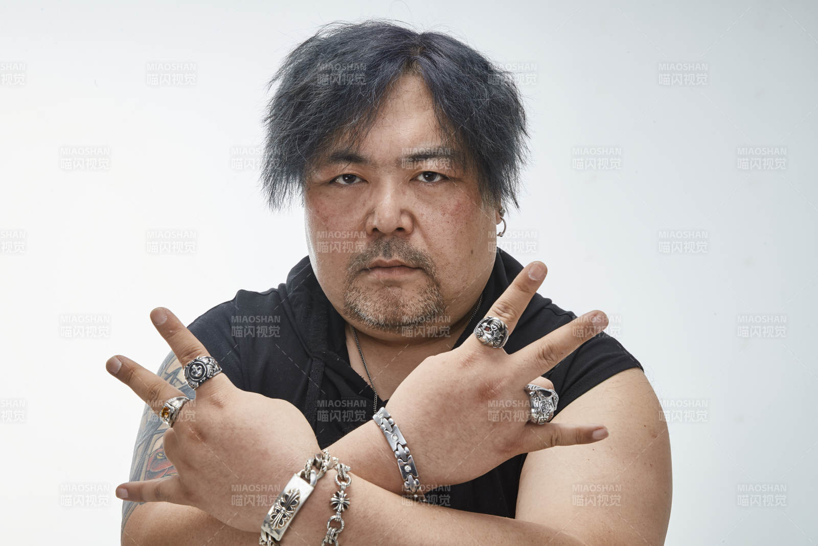 壯碩的亞洲男性說唱嘻哈歌手人像肖像